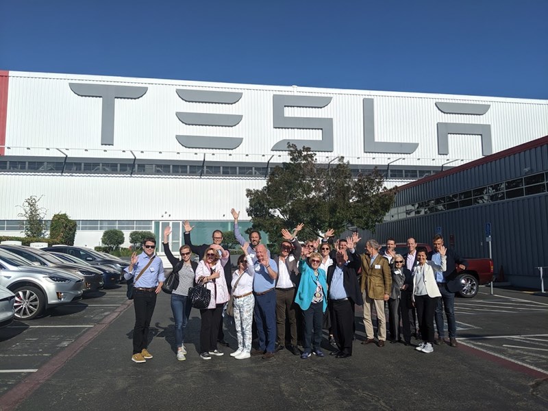 Tesla_Waving_1
